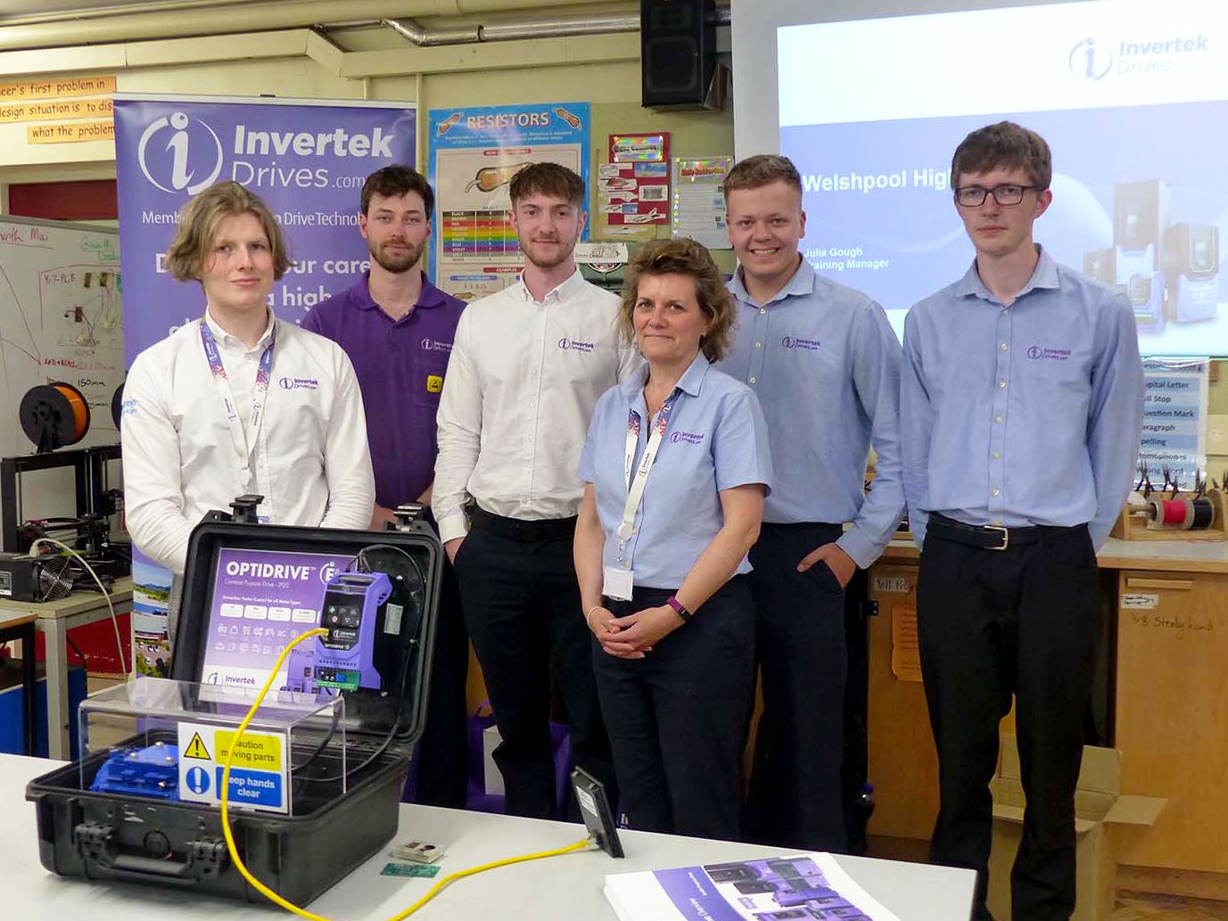 毕业生回到他们的母校,展示他们的职业发展之旅